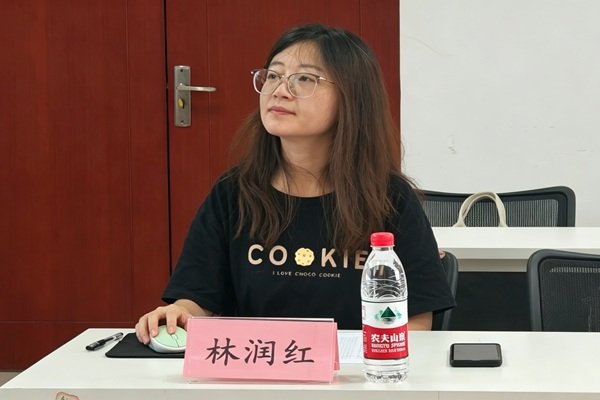 人文与经济管理爱游戏体育最新版下载爱