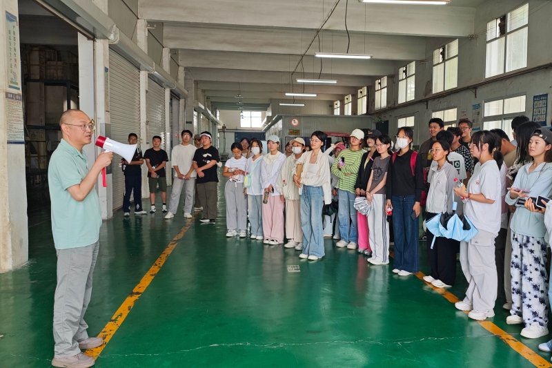 任伟等专业教师带领下开展专业认知实习